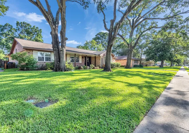 Photo 3 of Single family home for sale at 426 Shadow Crk Dr, El Lago, TX 77586 | MLS# 2954646 | Listing updated on 2026-09-08