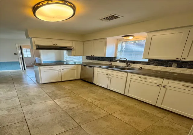 Photo 4 of Single family home for sale at 426 Shadow Crk Dr, El Lago, TX 77586 | MLS# 2954646 | Listing updated on 2026-09-08