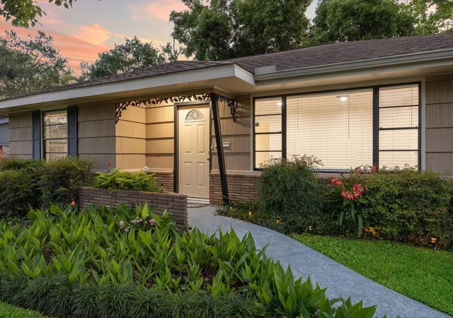Photo 3 of Sale Pending at 1309 Centennial Dr, Houston, TX 77055 | MLS# 22473330 | Listing updated on 2026-09-09