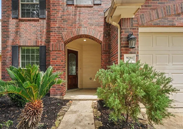 Photo 3 of Sale Pending at 9211 Filaree Ridge Ln, Houston, TX 77089 | MLS# 78564289 | Listing updated on 2026-09-21