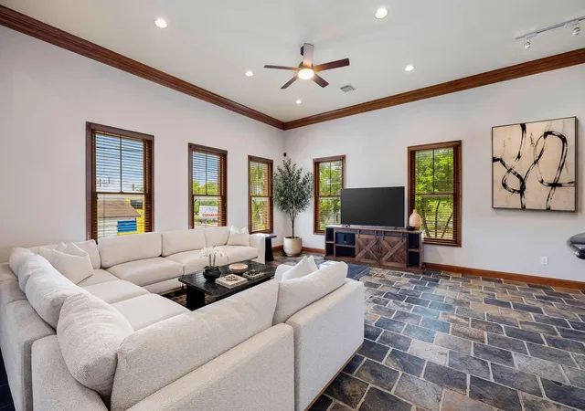 Photo 3 of Townhouse for sale at 932 Knox St, Houston, TX 77007 | MLS# 10740888 | Listing updated on 2026-08-12