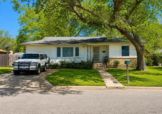 1st image of 121 Club Dr, Luling, TX 78648 | MLS# 30725124
