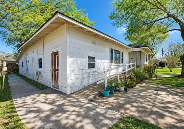 2nd image of 121 Club Dr, Luling, TX 78648 | MLS# 30725124