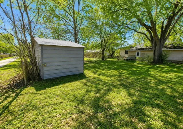 4th image of 121 Club Dr, Luling, TX 78648 | MLS# 30725124