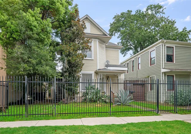 1st image of 211 Emerson St, Houston, TX 77006 | MLS# 49257810
