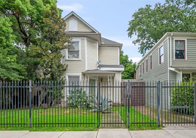 2nd image of 211 Emerson St, Houston, TX 77006 | MLS# 49257810