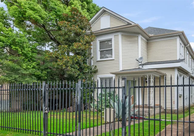 3rd image of 211 Emerson St, Houston, TX 77006 | MLS# 49257810