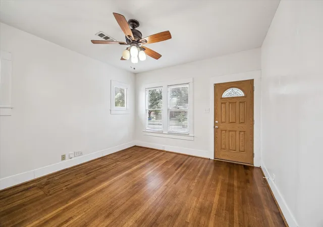 5th image of 4406 Clay St, Houston, TX 77023 | MLS# 61422593