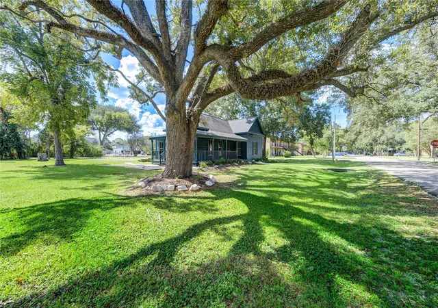 Photo 3 of Single family home for sale at 602 E Myrtle St, Angleton, TX 77515 | MLS# 44672778 | Listing updated on 2026-08-12