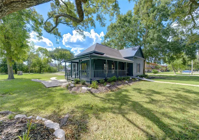 Photo 3 of Single family home for sale at 602 E Myrtle St, Angleton, TX 77515 | MLS# 44672778 | Listing updated on 2026-08-12