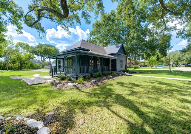 Photo 4 of Single family home for sale at 602 E Myrtle St, Angleton, TX 77515 | MLS# 44672778 | Listing updated on 2026-08-12