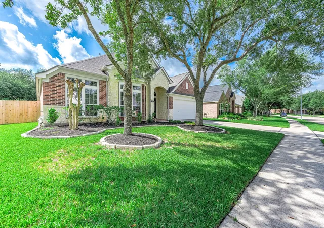 Photo 3 of Single family home for sale at 2603 Brightlake Way Ln, Pearland, TX 77584 | MLS# 82846456 | Listing updated on 2026-08-25