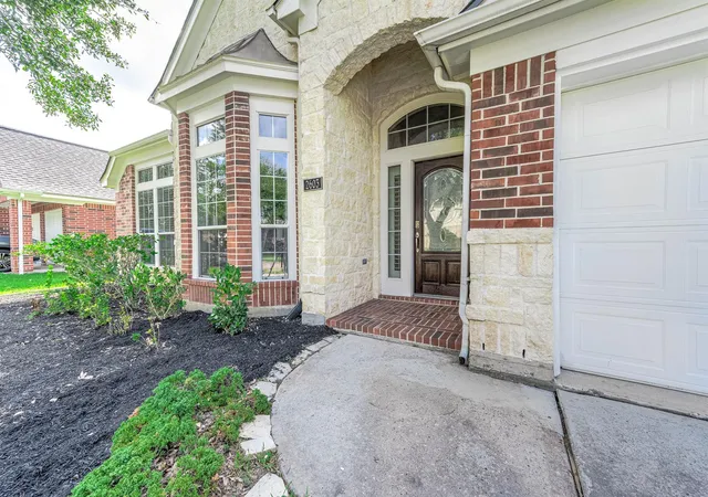 Photo 3 of Single family home for sale at 2603 Brightlake Way Ln, Pearland, TX 77584 | MLS# 82846456 | Listing updated on 2026-08-25