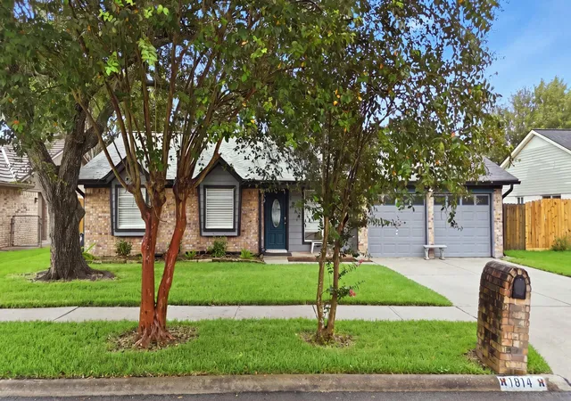 3rd image of 1814 Crooked Creek Ln, Pearland, TX 77581 | MLS# 11983333
