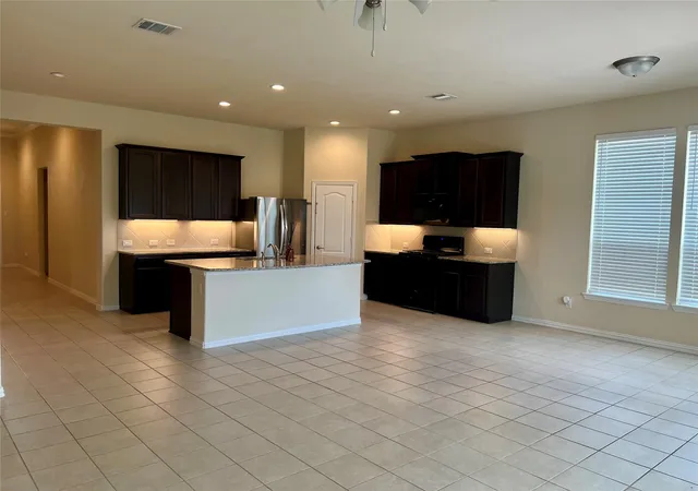 4th image of 13201 Anchor Isle Ct, La Marque, TX 77568 | MLS# 26630395