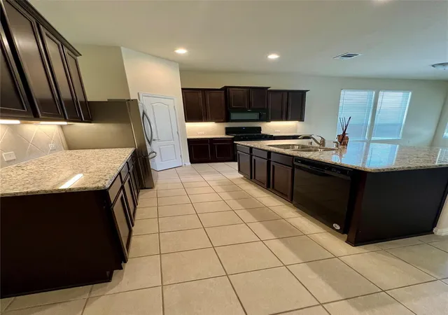 5th image of 13201 Anchor Isle Ct, La Marque, TX 77568 | MLS# 26630395