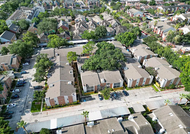 2nd image of 2001 Bering Dr, Houston, TX 77057