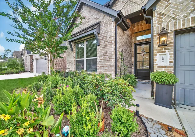 Photo 3 of Single family home for sale at 124 Alder Wood Ter Ct, Willis, TX 77318 | MLS# 77989107 | Listing updated on 2026-09-19