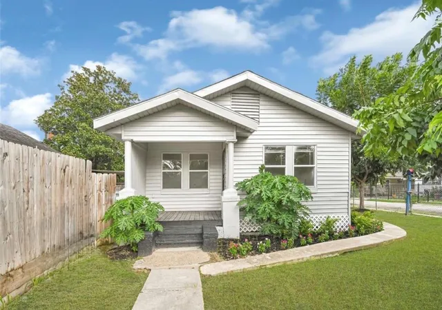 Photo 1 of Single family home for sale at 302 S 72nd Street, Houston, TX 77011 | MLS# 19075590 | Listing updated on 2026-09-14