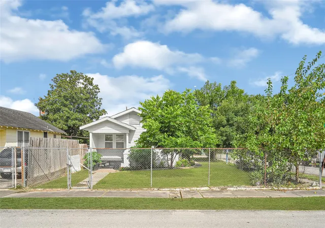 Photo 2 of Single family home for sale at 302 S 72nd Street, Houston, TX 77011 | MLS# 19075590 | Listing updated on 2026-09-14