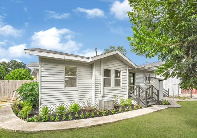 Photo 3 of Single family home for sale at 302 S 72nd Street, Houston, TX 77011 | MLS# 19075590 | Listing updated on 2026-09-14