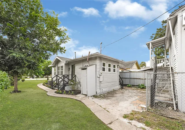Photo 3 of Single family home for sale at 302 S 72nd Street, Houston, TX 77011 | MLS# 19075590 | Listing updated on 2026-09-14