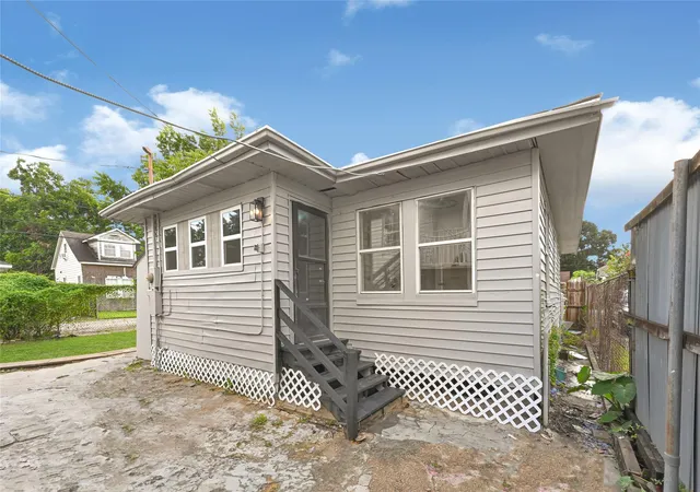Photo 4 of Single family home for sale at 302 S 72nd Street, Houston, TX 77011 | MLS# 19075590 | Listing updated on 2026-09-14