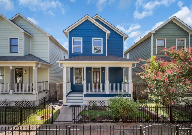 Photo 1 of Sale Pending at 1029 W 15th 1/2 St, Houston, TX 77008 | MLS# 318892 | Listing updated on 2026-09-07