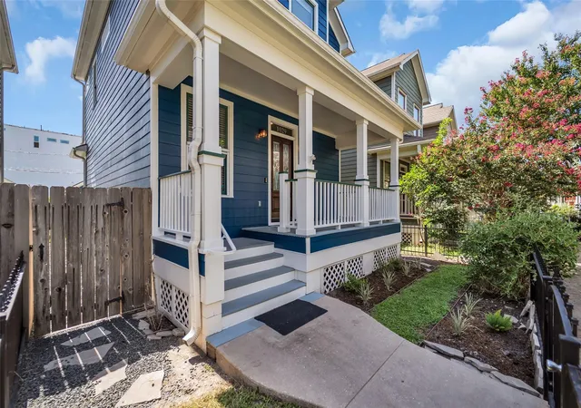 Photo 2 of Sale Pending at 1029 W 15th 1/2 St, Houston, TX 77008 | MLS# 318892 | Listing updated on 2026-09-07