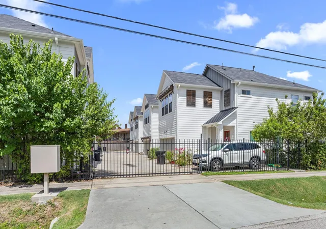 11th image of 1925 Gano St, Houston, TX 77009 | MLS# 89456836