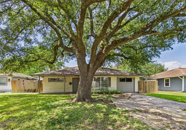 1st image of 302 Sycamore Dr, Hitchcock, TX 77563 | MLS# 39617542