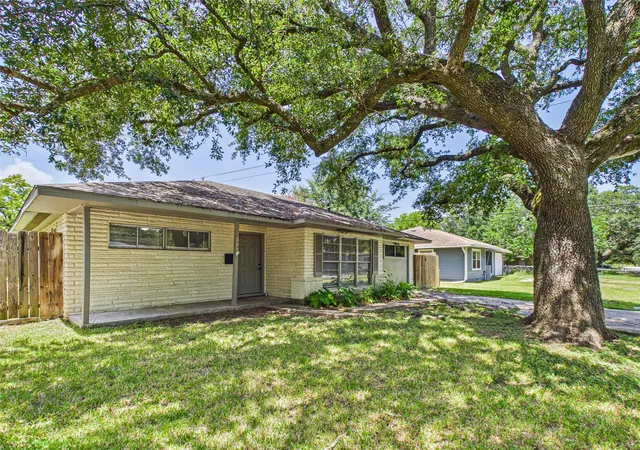 2nd image of 302 Sycamore Dr, Hitchcock, TX 77563 | MLS# 39617542