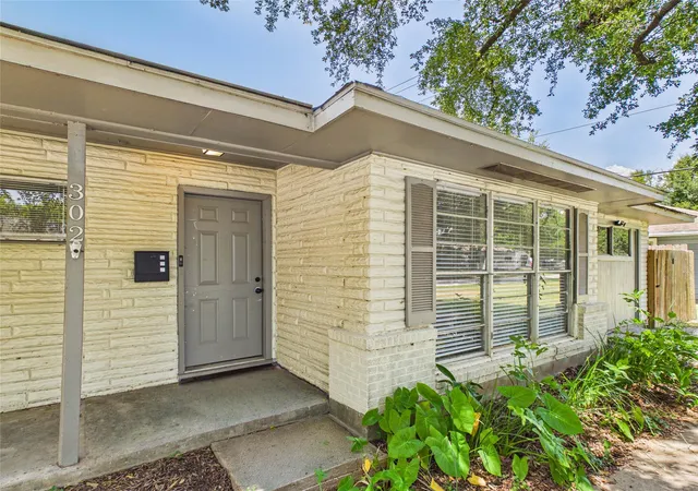 3rd image of 302 Sycamore Dr, Hitchcock, TX 77563 | MLS# 39617542