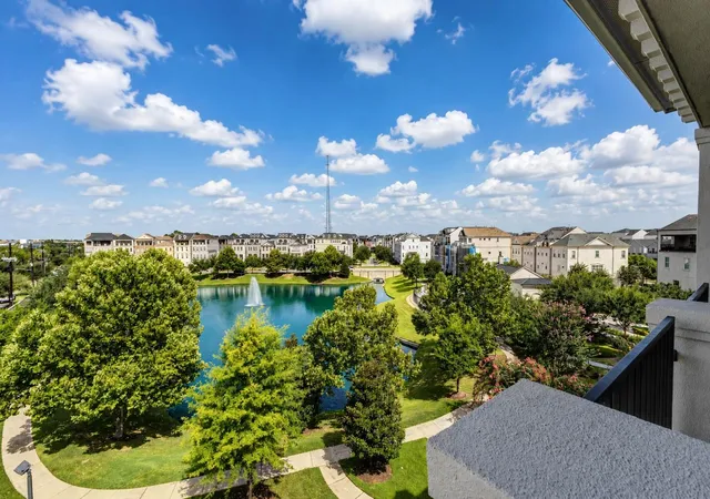 Photo 3 of Single family home for sale at 709 Somerset Cmns Ln, Houston, TX 77055 | MLS# 4035681 | Listing updated on 2026-09-18