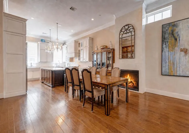 Photo 4 of Single family home for sale at 709 Somerset Cmns Ln, Houston, TX 77055 | MLS# 4035681 | Listing updated on 2026-09-18