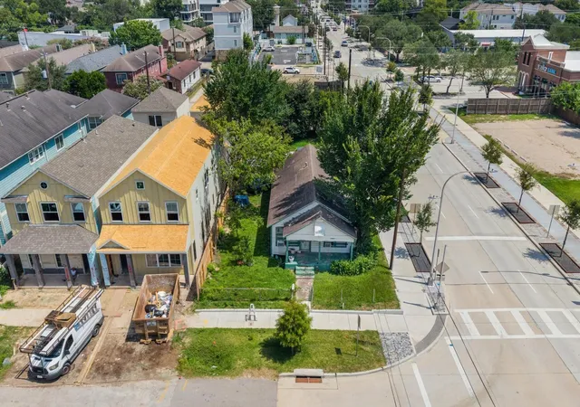 Photo 3 of Single family home for sale at 801 W 22nd Street, Houston, TX 77008 | MLS# 84806673 | Listing updated on 2026-08-16
