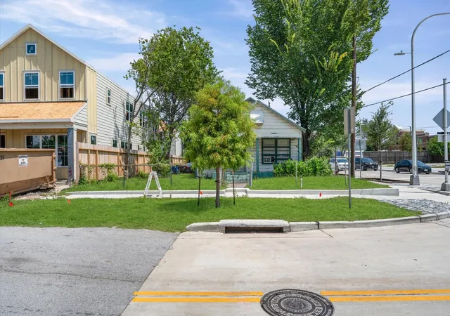 Photo 3 of Single family home for sale at 801 W 22nd Street, Houston, TX 77008 | MLS# 84806673 | Listing updated on 2026-08-16