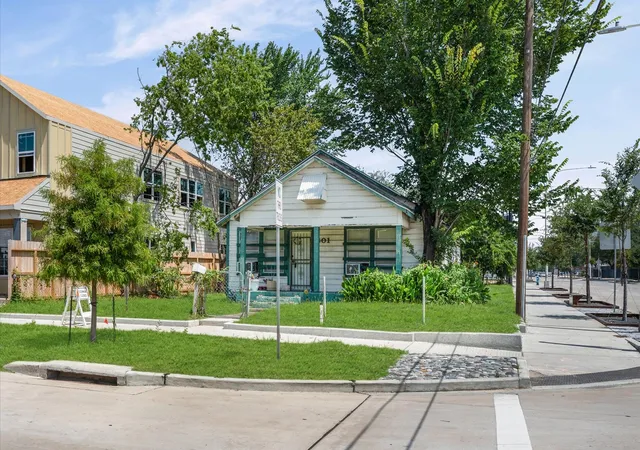 Photo 4 of Single family home for sale at 801 W 22nd Street, Houston, TX 77008 | MLS# 84806673 | Listing updated on 2026-08-16