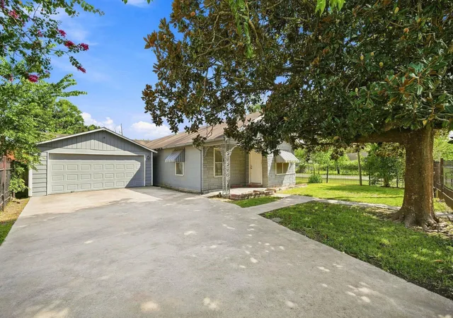 Photo 3 of Single family home for sale at 319 W 1st Street, Crosby, TX 77532 | MLS# 60808719 | Listing updated on 2026-09-04