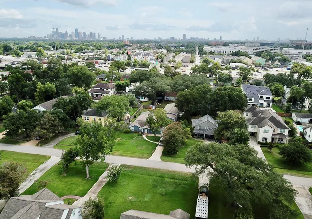Photo 3 of Single family home for sale at 231 W 31st Street, Houston, TX 77018 | MLS# 97525407 | Listing updated on 2026-09-22