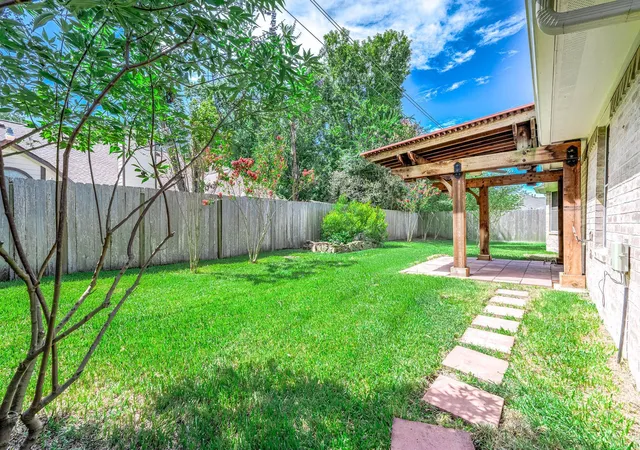 image of 2215 Manchester Ln, Pearland, TX 77581 | MLS# 92101822