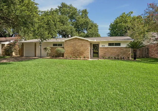 3rd image of 9618 Highmeadow Dr, Houston, TX 77063 | MLS# 33709903