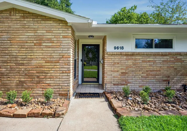 4th image of 9618 Highmeadow Dr, Houston, TX 77063 | MLS# 33709903