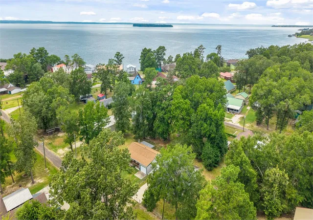 Photo 3 of Single family home for sale at 190 Lake View Ln, Livingston, TX 77351 | MLS# 7806312 | Listing updated on 2026-08-16