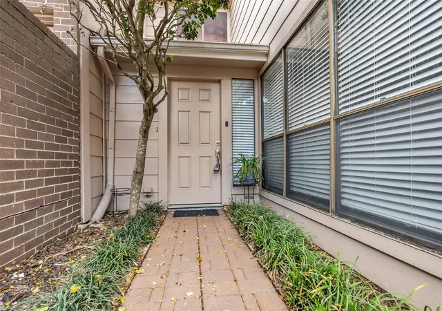 3rd image of 13740 Hollowgreen Dr #605, Houston, TX 77082 | MLS# 71141514