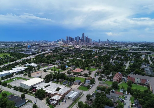 2nd image of 1501 Featherstone St, Houston, TX 77020 | MLS# 91185582