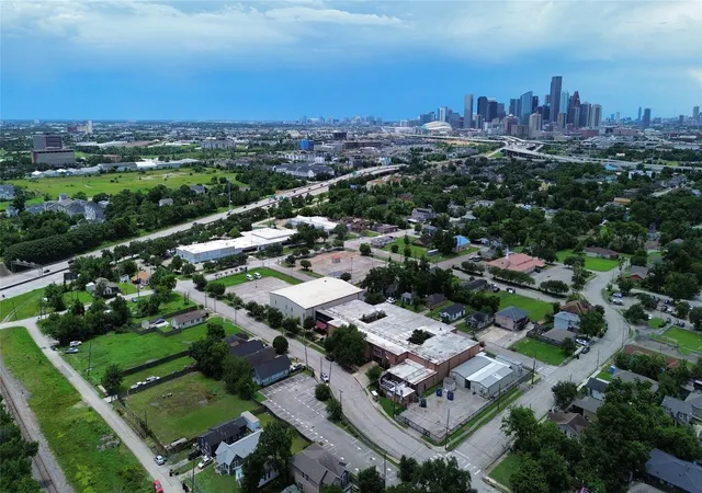 3rd image of 1501 Featherstone St, Houston, TX 77020 | MLS# 91185582