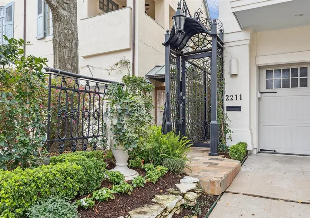 2nd image of 2211 Dunraven Ln, Houston, TX 77019 | MLS# 54725740