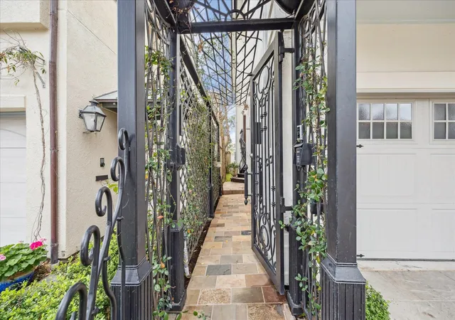 Photo 3 of Townhouse for sale at 2211 Dunraven Ln, Houston, TX 77019 | MLS# 54725740 | Listing updated on 2026-09-14