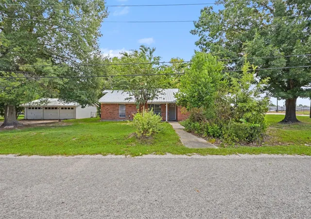 2nd image of 100 Bybee St, Willis, TX 77378 | MLS# 32375970